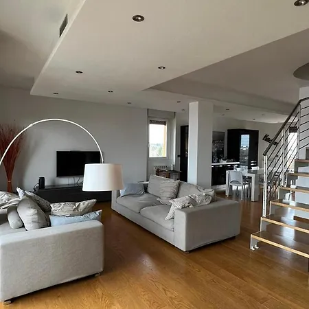 Penthouse - Skyline View Apartment *