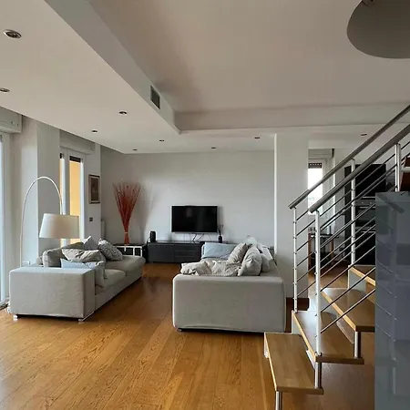 Penthouse - Skyline View Apartment