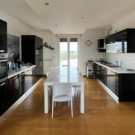 Penthouse - Skyline View Apartment